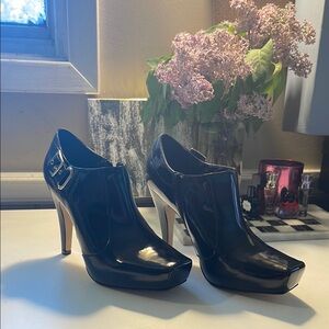 Sophisticated Black Stiletto Heels with Glossy Finish